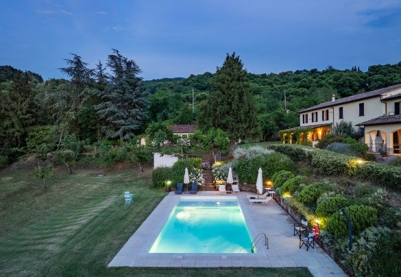 To the right of the farmhouse, part of the same building, there is the part inhabited by the owner, whose access is completely independent – Casale Le Conce