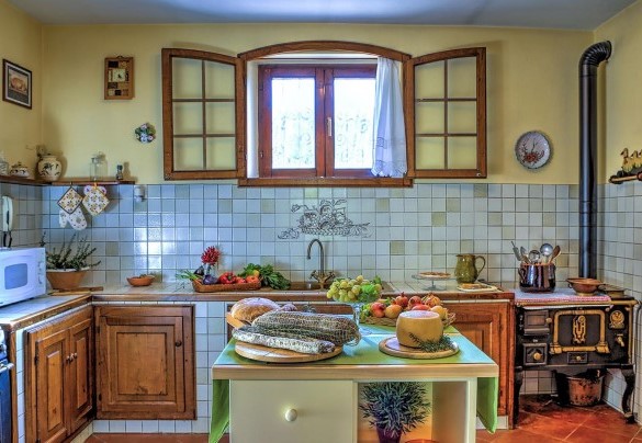 The equipped kitchen next to the dining room – Casale Le Conce 