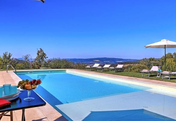 The pool measures 13 x 5 m and has a beach entry – Casale Le Conce 