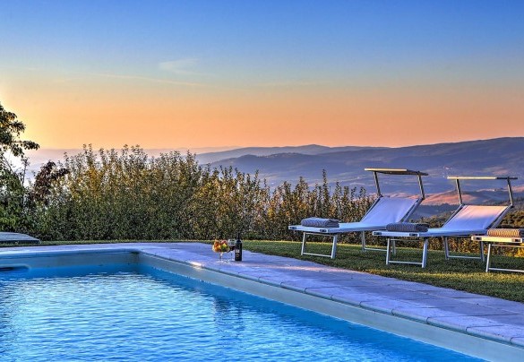 The pool slopes down to a maximum depth of 1.40 m – Casale Le Conce 