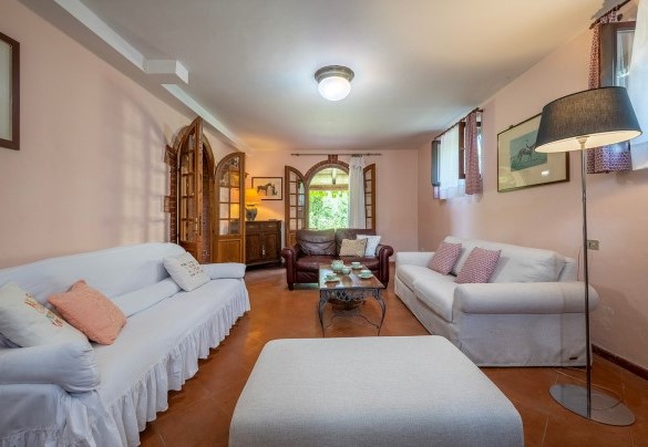 Living room with sat Tv and direct access to the porch – Casale Le Conce