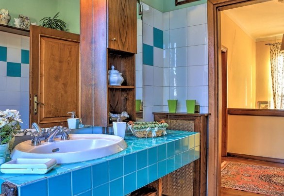 Bathroom with tub n.2 on the first floor – Casale Le Conce 