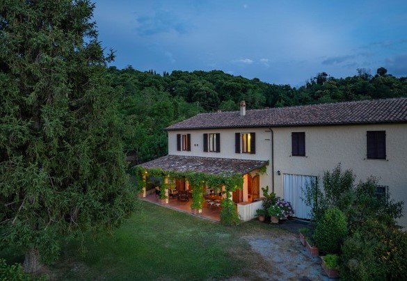 The farmhouse is spread over two levels connected by an internal staircase – Casale Le Conce