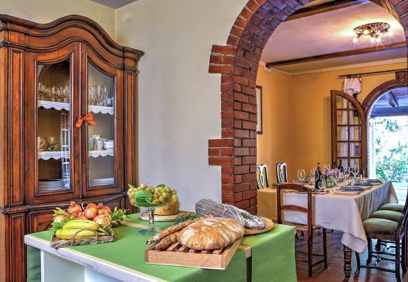 The large equipped kitchen next to the dining room – Casale Le Conce 
