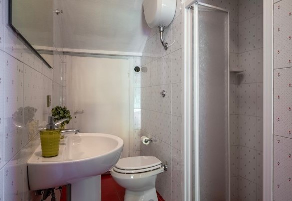 Bathroom with shower n.1 on the ground floor – Casale Le Conce