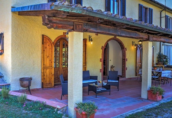 The porch equipped, ideal for watching the sunset on the Val D’Orcia – Casale Le Conce 
