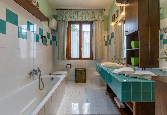 Bathroom with tub n.2 for use by rooms n.1 and n.2 – Casale Le Conce