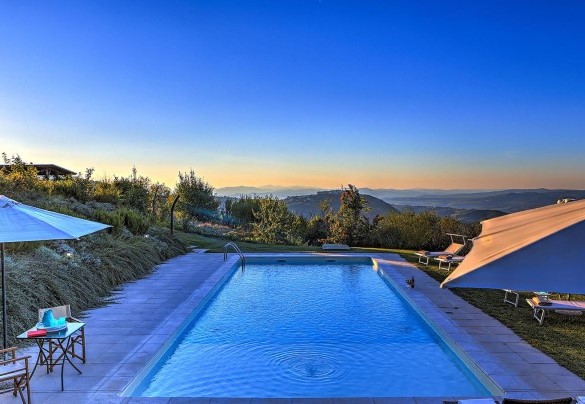 The pool in the glow of the sunset – Casale Le Conce 