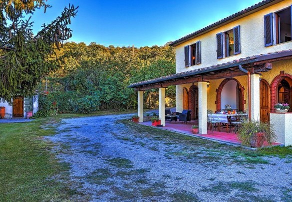 The well-kept garden surrounding the farmhouse - Casale Le Conce 