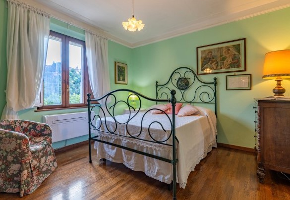 Double bedroom n.3 with 1.40 m wide bed and en-suite bathroom – Casale Le Conce