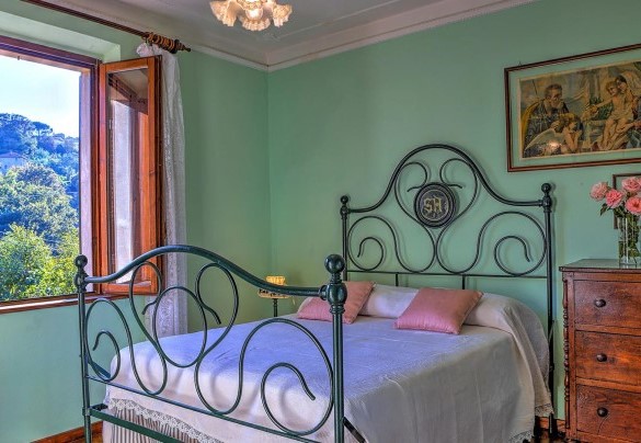 Double bedroom n.3 with queen size bed, en-suite bathroom, on the first floor – Casale Le Conce 
