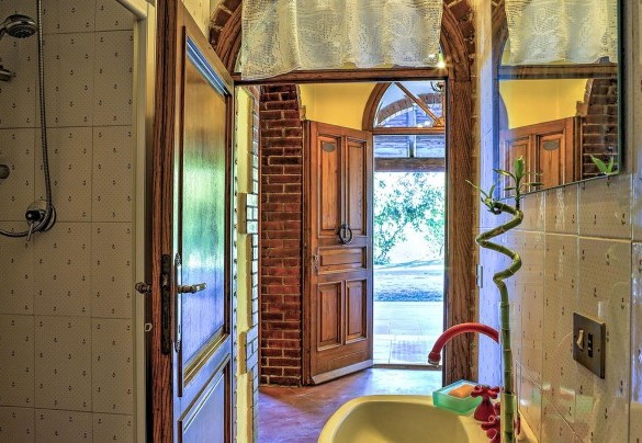 Bathroom with shower n.1 on the ground floor – Casale Le Conce 
