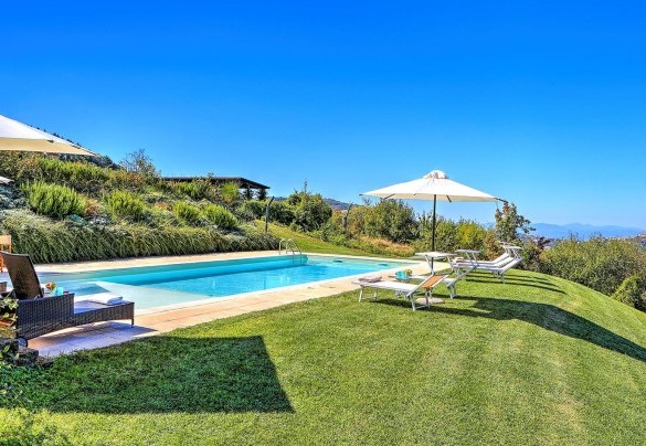 The panoramic swimming pool overlooking the Val d'Orcia – Casale Le Conce 