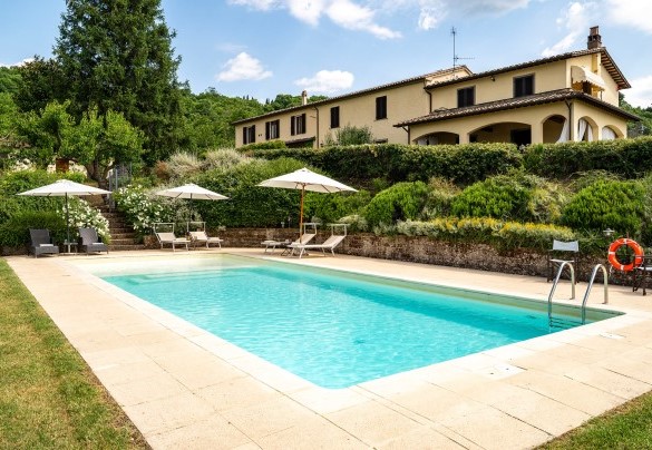 The pool measures 13 x 5 m and has a beach entry – Casale Le Conce