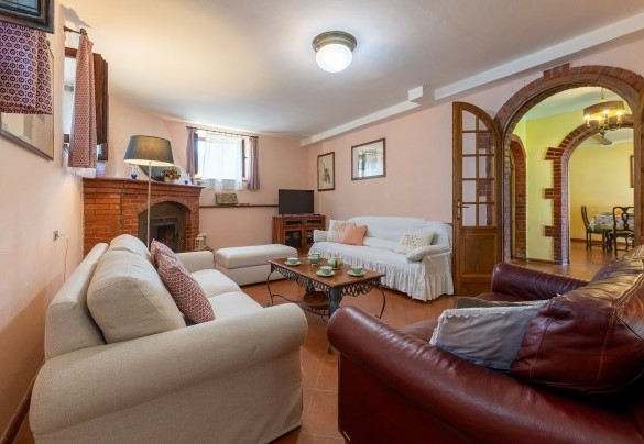 The living room with satellite TV, connected to the entrance – Casale Le Conce