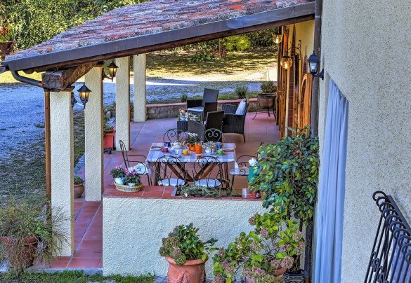 The portico next to the dining room and living room – Casale Le Conce 