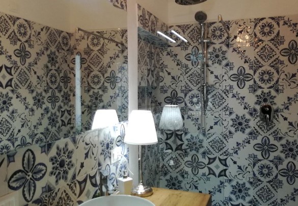 En-suite bathroom with shower n.3 of the double bedroom n.3 with queen size bed, on the first floor - Casale Le Conce 
