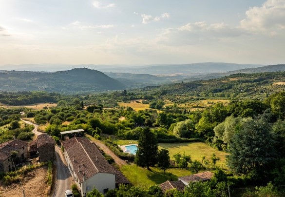 The farmhouse and the road to the village of Castel del Piano with all its amenities – Casale Le Conce