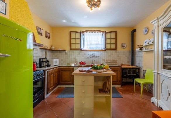 The equipped kitchen, next to the dining room – Casale Le Conce