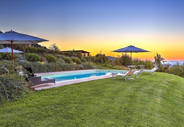 The panoramic swimming pool overlooking the Val d'Orcia at sunset – Casale Le Conce 