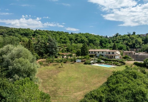 The farmhouse surrounded by the greenery of the garden – Casale Le Conce