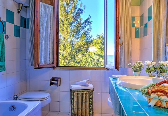 Bathroom with tub n.2 on the first floor – Casale Le Conce 