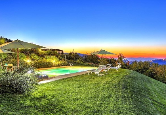 The pool in the light of the sunset – Casale Le Conce 