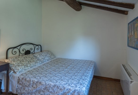 Camera matrimoniale con 6 scalini interni. Primo piano - Casale Le Querce di Cetona