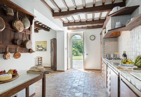 La cucina con uscita diretta in giardino - Casale Le Querce di Cetona