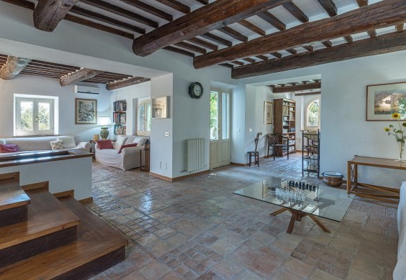 Il salotto con ingresso principale - Casale Le Querce di Cetona