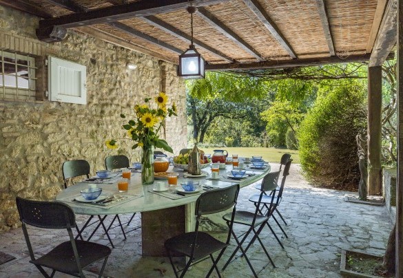 La pergola accanto alla cucina con tavolo da pranzo e barbecue a gas - Casale Le Querce di Cetona