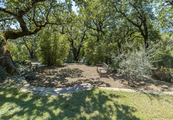 La parte circostante il casale (1500 mq) recintata da rete metallica e siepi - Casale Le Querce di Cetona