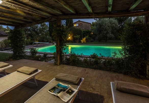 Il solarium è dotato di luci con accensione manuale - Casale Le Querce di Cetona