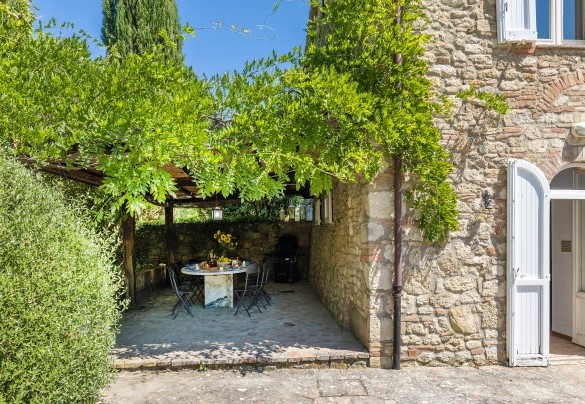 La pergola accanto alla cucina con tavolo da pranzo e barbeque a gas - Casale Le Querce di Cetona