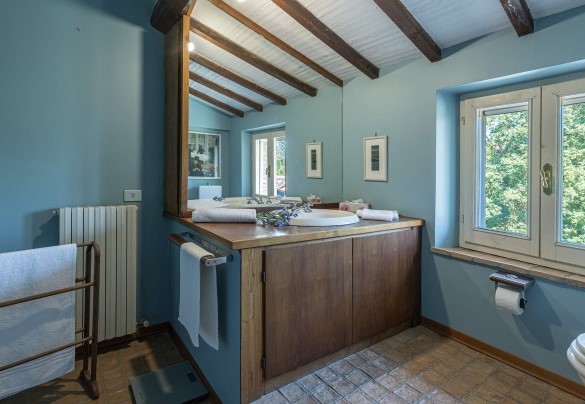 Bagno con vasca e doccia en-suite. Primo piano - Casale Le Querce di Cetona