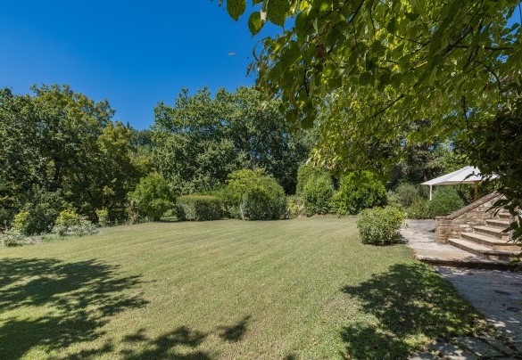 Il giardino intorno al casale è coltivato a prato misto - Casale Le Querce di Cetona