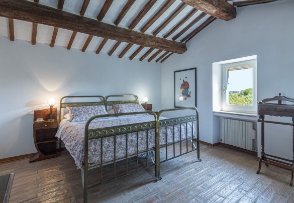 Camera matrimoniale con letto king size cm 190 x 200 e bagno en-suite. Primo piano - Casale Le Querce di Cetona