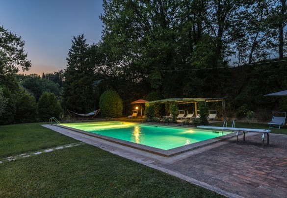 La piscina è dotata di luci led interne alla vasca con accensione manuale - Casale Le Querce di Cetona