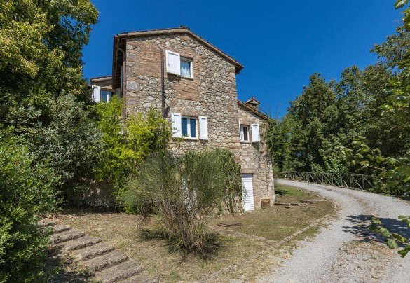 Salendo venti gradini di pietra si raggiunge l’ingresso principale in salotto - Casale Le Querce di Cetona