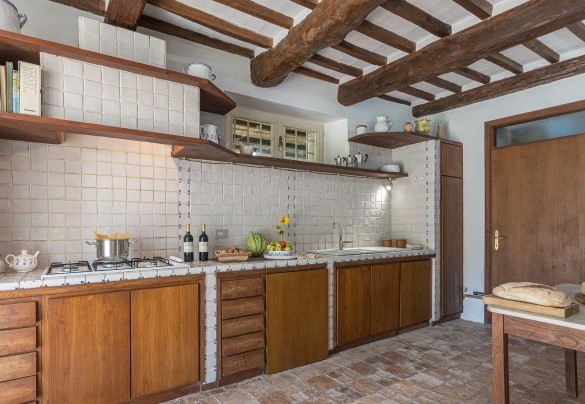 La cucina e il vano tecnico non accessibile - Casale Le Querce di Cetona