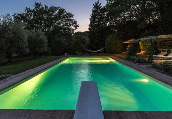 La piscina è dotata di luci led interne alla vasca con accensione manuale - Casale Le Querce di Cetona