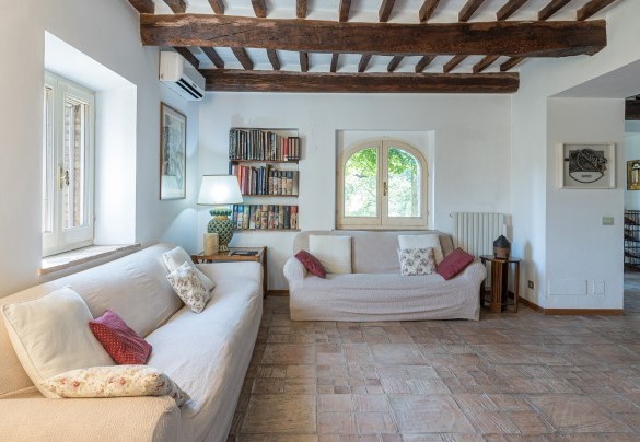 Il salotto con ingresso principale - Casale Le Querce di Cetona