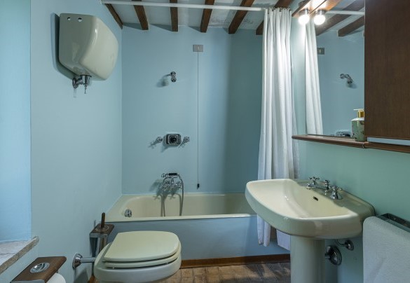 Bagno con vasca condiviso da tre camere. Primo piano - Casale Le Querce di Cetona