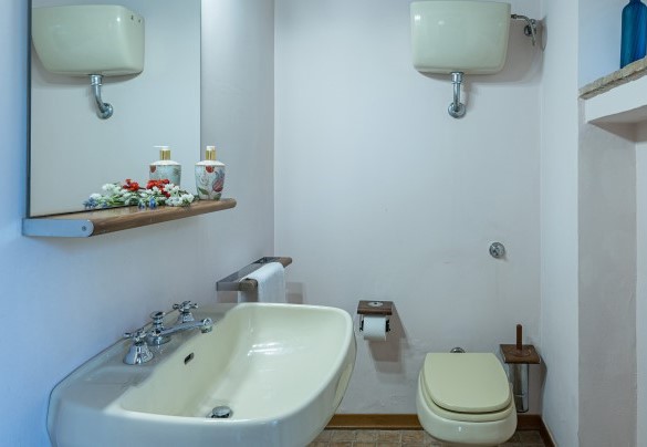 Bagno di servizio al piano terra - Casale Le Querce di Cetona