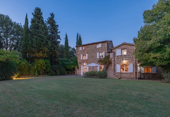 Il giardino intorno al casale è coltivato a prato misto - Casale Le Querce di Cetona