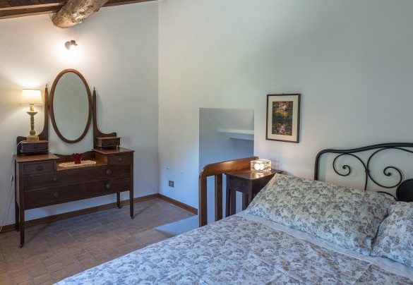 Camera matrimoniale con 6 scalini interni. Primo piano - Casale Le Querce di Cetona