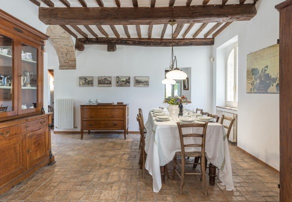 La cucina con tavolo da pranzo collegata al salotto - Casale Le Querce di Cetona