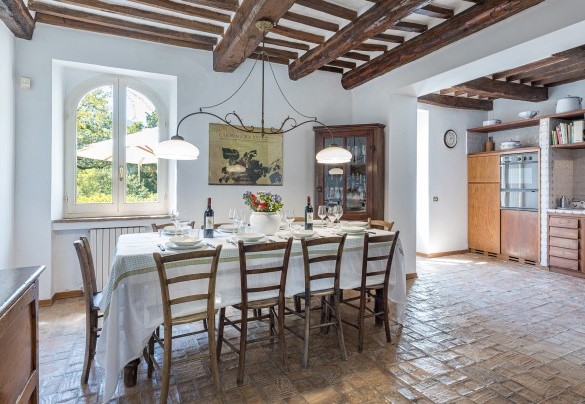 La cucina con tavolo da pranzo e uscita diretta in giardino - Casale Le Querce di Cetona