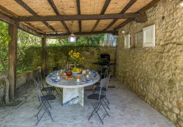La pergola accanto alla cucina con tavolo da pranzo e barbeque a gas - Casale Le Querce di Cetona