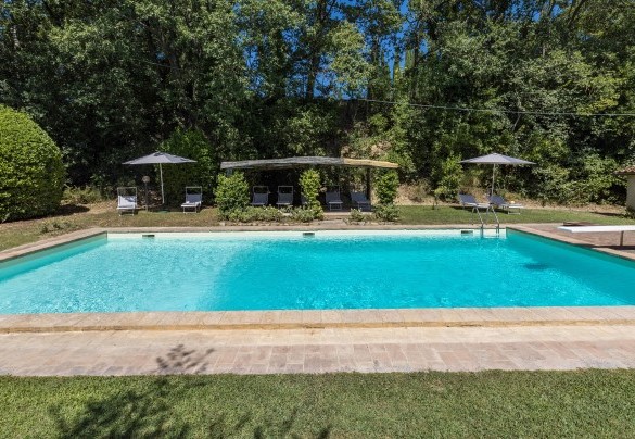 La piscina misura 12 x 6 m con una profondità variabile da 0,80 m a 2,30 m - Casale Le Querce di Cetona